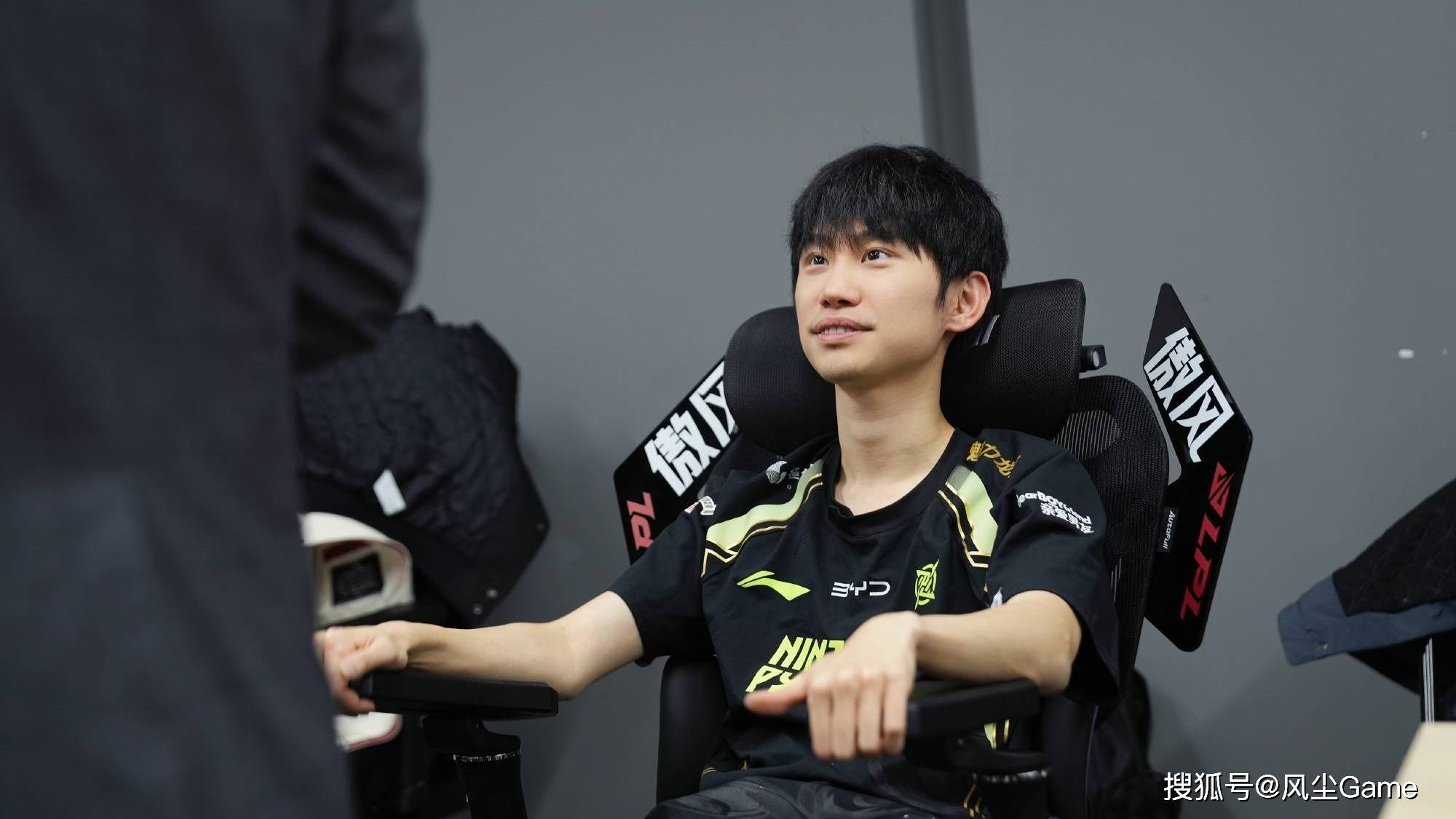 LOL換(huàn)线創(chuàng)始人拿下首勝(shèng)！赛後(hòu)采訪(fǎng)泪洒赛場(chǎng)，自我(wǒ)点评：烂到流脓