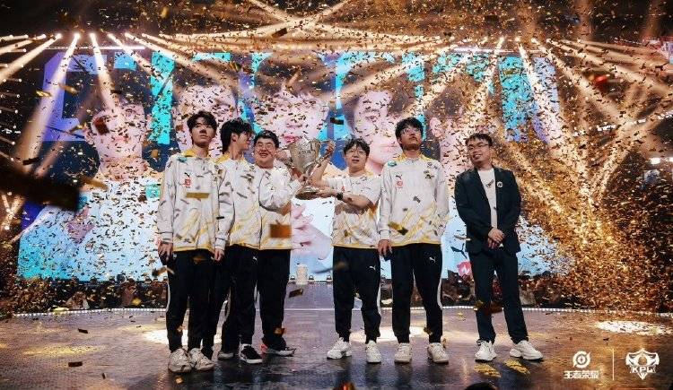 一(yī)支戰(zhàn)隊(duì)如何改变重慶(qìng)電(diàn)竞生态