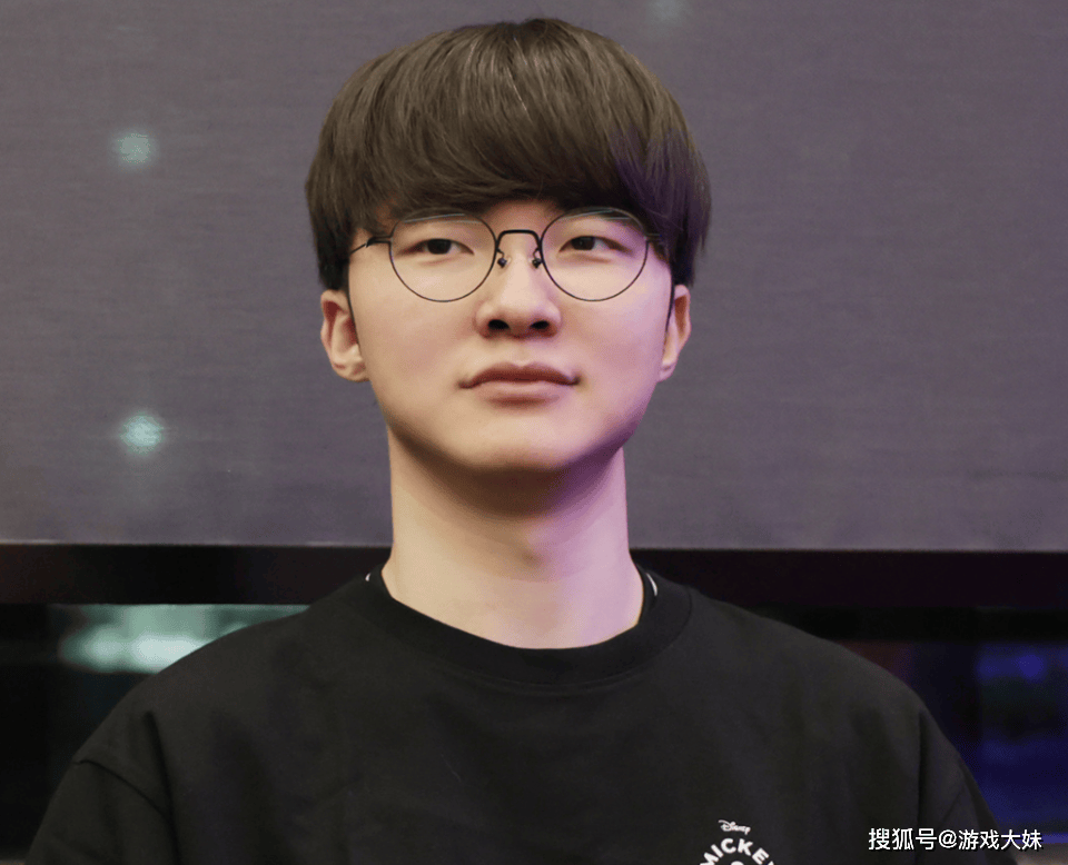 LOL比(bǐ)賽(sài)暂停长达3小(xiǎo)时，选手(shǒu)打开直播看比(bǐ)賽(sài)，被官(guān)方禁賽(sài)处罚